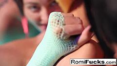 رومي راين وداني يستمتعان باللعب النسائي تحت الأضواء السوداء