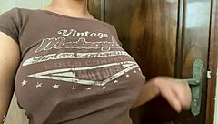 Sorpresa de pezones con tetas naturales y pezoncitos duros.