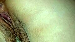 Milf doblada recibe creampie en perrito