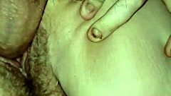 Eğilmiş olgun köpek stili kreampie alıyor