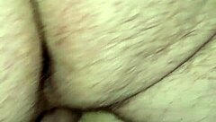 Milf doblada recibe creampie en perrito