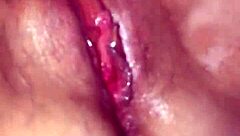 Milf rubia depilada abre su coño calvo y mojado en close-up