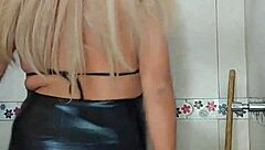 Rica trans in bathroom doing hot things 😏