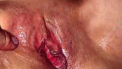 Milf rubia depilada abre su coño calvo y mojado en close-up