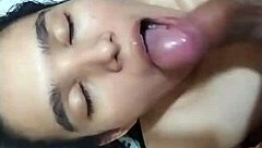 a esta jovencita le encanta chuparlo todo