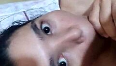 a esta jovencita le encanta chuparlo todo