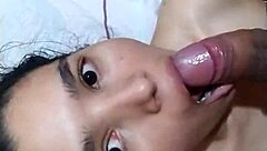 a esta jovencita le encanta chuparlo todo