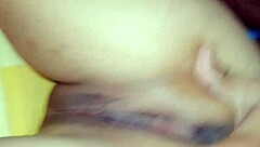 痩せたメキシカンガールが知らずにベッドでタイトな尻を見せる