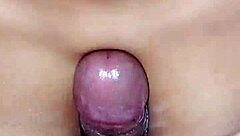 嘿，我抓到继弟撸管用奶子帮他😏