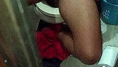 ねえ、義弟のオナニーを捕まえておっぱいで手伝ったよ！😏