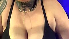 Entrenando en el gimnasio en Avenida Paulista, me puse tan cachonda que el sudor goteó a mi coño mojado