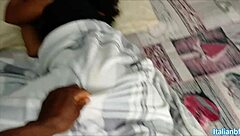 vengo ingannata e il mio fratellastro mi tocca la figa mentre dormo