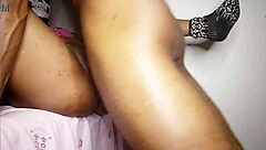 Pieprzę cipkę i dupę seksownej współlokatorki dużym kutasem, mnóstwo spermy