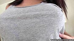 이 18살 자연스러운 탄력 피어싱 가슴 여자가 POV 섹스에서 믿기지 않을 정도로 섹시해?