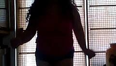 Gerak pantat macam pelacur, gaya adik saya.