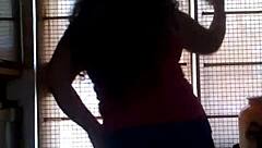 Gerak pantat macam pelacur, gaya adik saya.