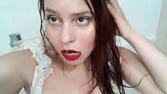 Ginger Paris principessa sexy si strofina la figa bagnata