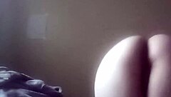 Пышная шлюха медленно показывает жирную жопу в соло