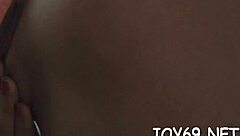 Remaja dewasa dapat relaksasi terbaik dengan mainan dan jari puki basah