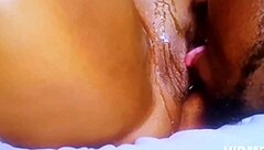 Une femme partage un appartement avec son colocataire.