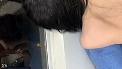 Горячая белая сучка с нежной кожей в догги на публике