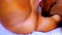 Une femme partage un appartement avec son colocataire.