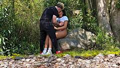 Casal amador filma encontro no rio.