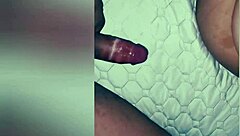 Jugando a las 4:20 AM con la polla del marido de mi amiga en diversión casera. ¡Acción de creampie en culo cachondo explota!