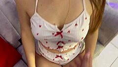 귀여운 마른 여자 젖은 보지 만지게 해서 오르가즘 가르쳐