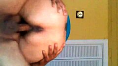 Gostosa asiática dá boquete e cavalga pauzão de latino