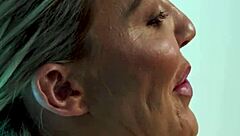 뜨거운 MILF가 패러디에서 형사들을 유혹해