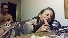 Rasa emosi kuat semasa pelacur Perancis dalam baju satin dapat pantat di jilat dan rimming