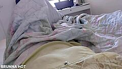 i enfiando um consolo na bucetinha melada deitada na cama ao acordar