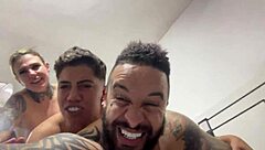 Aquele sexo gostoso sentindo a socada ate o fim no cu e na buceta no pelo ate gozar juntos