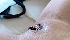 i enfiando um consolo na bucetinha melada deitada na cama ao acordar