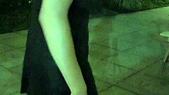 Ting Xuan Berjalan Di Taman Komuniti Dalam Heels Dan Kasut