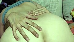 Aku kongkek jiran aku sorang-sorang di rumah