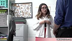 可爱18+偷内衣少女被抓口交惩罚