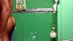 Shemale culona siente placer intenso masturbándose. Amateur captura la corrida emocional.