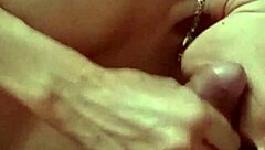 Jiran hisap kontol keras dan dapat air mani di tetek