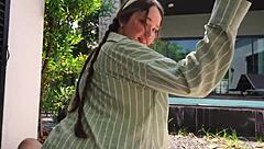 Девушка оказалась не только хорошей садовницей, но и потрясающей шлюхой? Хорошая садовница или потрясающая шлюха?