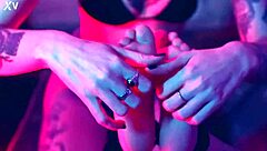 작은 발로 간지럼 복종, 발가락 핥고 빨아!