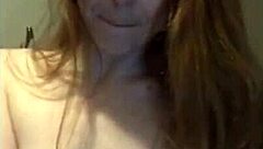 リトル18+赤毛の濡れた柔軟な指マンがチンポに射精導く😏