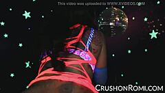 Romi propt haar geschoren kut vol met speeltjes