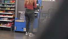 Milf pirang pamerkan bontot comel dalam spandex ketat, buat orang pusing.