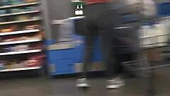 블론드 밀프가 타이트 스팬덱스에 예쁜 엉덩이 자랑해, 매 움직임마다 시선 끌어.