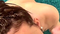 Chica petite morena 18+ con tetas naturales hace rimming mamada profunda y corrida desordenada en la cara