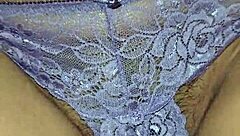 Vered vrouwtje slaapkamer spel in paarse lingerie