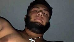 カジュアルなシーンで黒いケツの眺めを楽しむ