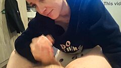 침대에서 맛있는 블로잡 후 정액 삼킴